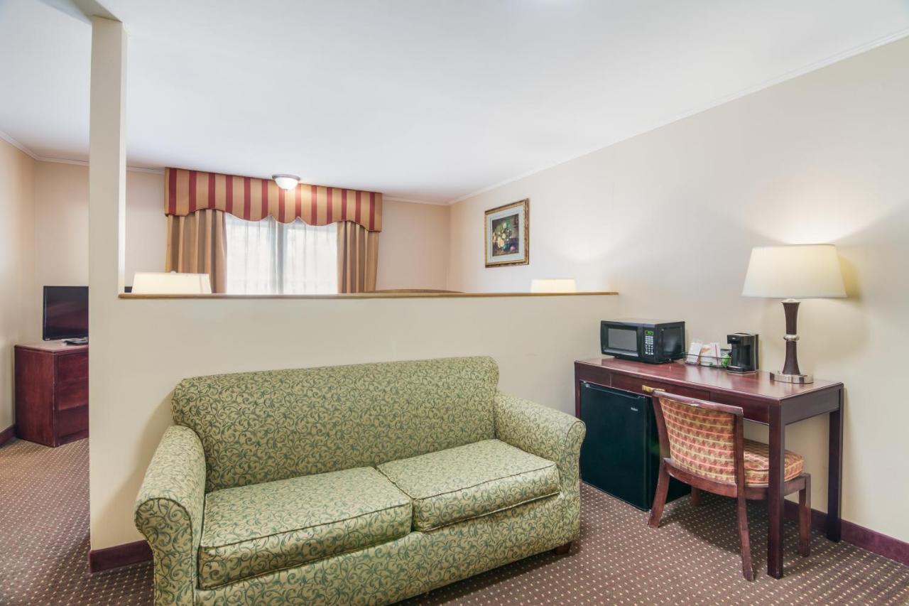 Rodeway Inn Weedsport Exterior foto