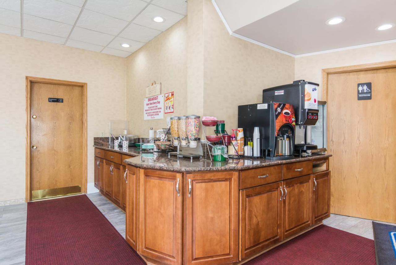 Rodeway Inn Weedsport Exterior foto