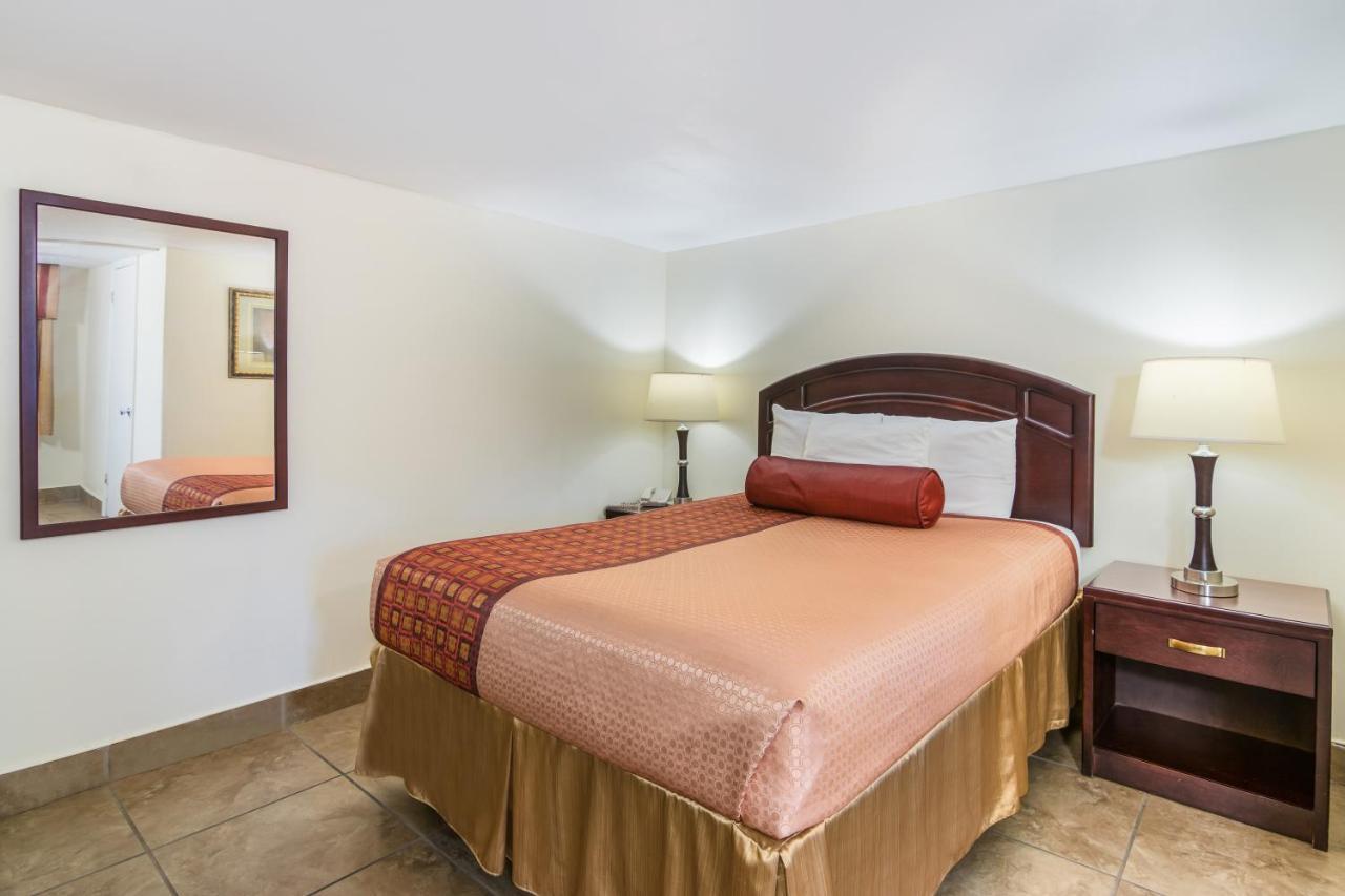 Rodeway Inn Weedsport Exterior foto