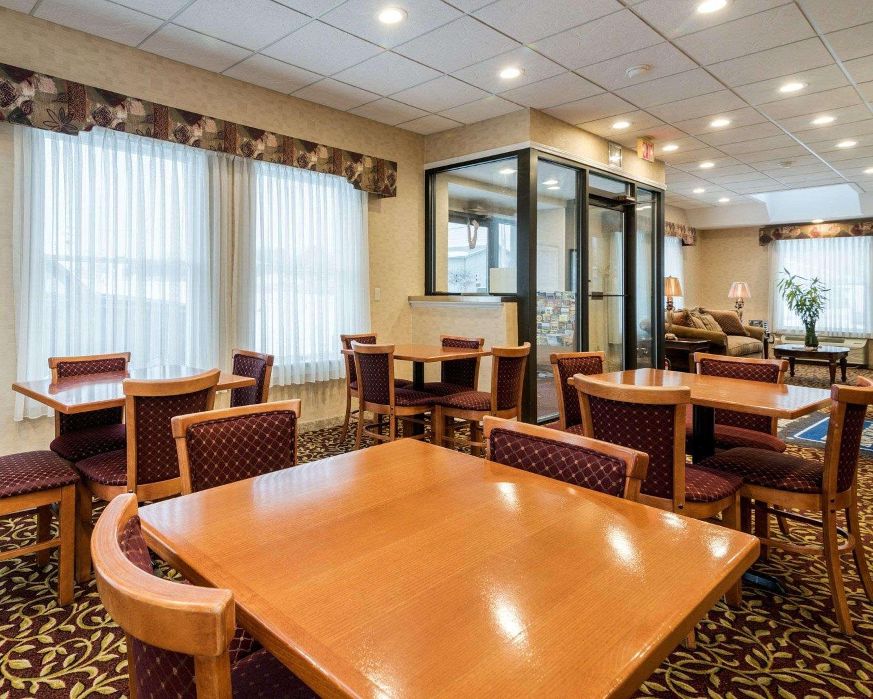 Rodeway Inn Weedsport Exterior foto